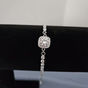 Elegant Silver Bracelet with Sparkling Gemstone